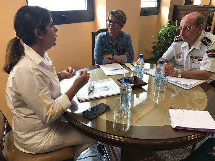 La alcaldesa Carmen Hernández, este jueves junto a la delegada Elena Máñez y al mando policial Fernando Calero (Foto TA)